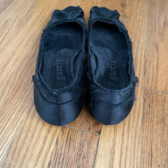 Pedro Garcia black satin ruffle flats, size 8.5, comes w original PG dust bag! - Picture 3 of 6